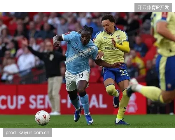 福登与多库在边路缺乏有效突破,曼城高位压迫后的进攻转化陷入结构性困境 福登与多库在边路缺乏有效突破,曼城高位压迫后的进攻转化陷入结构性困境